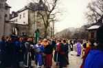 Versammelte Adlige im Burghof
