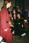 Im Vordergrund der Kommandant des Zuges der Edlen Teucras I.D. Schwarzenstamm de Solstono (Peter Diehn), im Hintergrund die Baronin von Niederhoningen (Stephanie Danne)
