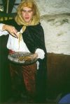 Baronin Elanor von Efferdas (Olaf Tomaszewski) ist hocherfreut dar&uuml;ber, da&szlig; die Rose von Cantera aufgegangen ist
