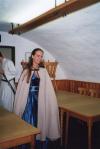 Comtessa Yanis von Felsfelden (Antje Steinborn) betritt die kleine Kammer