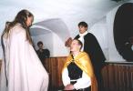 Signore Vascal (Mark-Rainer Paffrath) bittet um die Hand Comtessa Yanis' (Antje Steinborn) im Kreis seiner getreuen Freunde