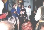 Reichsregentin Emer (Christine Feyerabend) empf�ngt ein Geschenk der Delegation Almadas