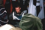 Der Blauenburger (Arne Kaminski) �berreicht die Waffen Valgors des Schmiedes