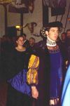 Der k�nftige Br�utigam (Wolfgang Wagner), im Hintergrund die Burggr�fin Ginaya von Luring-Gareth (Andrea Perkuhn).