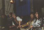 Hier sieht man (beim Thron) ganz links den Galahan-Spr��ling Romin neben K�nigin Invher und K�nig Cuanu - daneben sitzt Farindel und eine weitere Fee