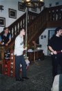 Der Vertreter der Baronin von Efferdas pr�ft eine Waffe